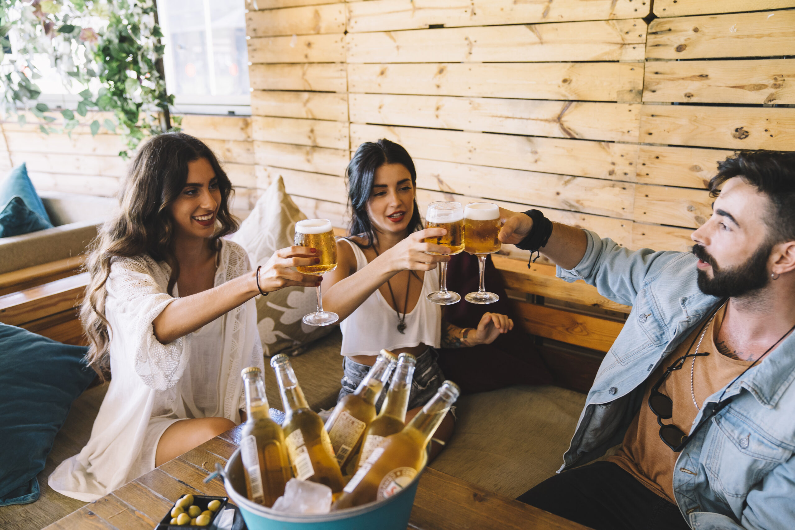 tres-amigos-brindando